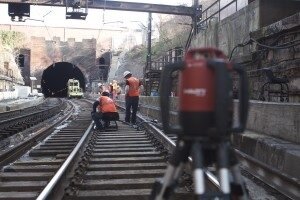 Проведение ремонтно-восстановительных работ железнодорожного полотна без его остановки.